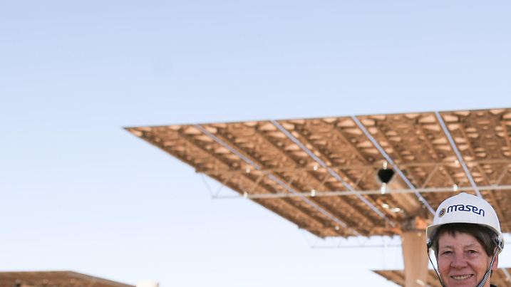 HANDOUT - Bundesumweltministerin Barbara Hendricks (SPD) besucht am 17.11.2016 das marokkanische Solarkraftwerk in Ouarzazate, Marokko. Bei Ouarzazate in Marokko entsteht der größte Solarkraft-Komplex der Welt. Deutschland beteiligt sich an der Finanzierung. (ACHTUNG: Nur zur redaktionellen Verwendung im Zusammenhang mit der aktuellen Berichterstattung und nur bei Nennung: «Foto: Bundesumweltministerium/Sascha Hilgers/dpa» (zu dpa «Marokkos gigantisches Sonnenstrom-Projekt - Vorbild für Afrika?» vom 18.11.2016) +++(c) dpa - Bildfunk+++