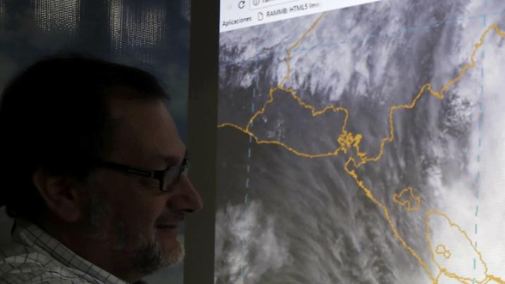 (161125) -- SAN JOSE, Nov. 25, 2016 -- A meteorologist shows the position of Hurricane Otto on a map, in San Jose, capital of Costa Rica, Nov. 24, 2016. Hurricane Otto has increased its strength to Category 2, with winds reaching up to 190 kilometers per hour as it made landfall in Nicaragua and approached Costa Rica, leading Costa Rica s National Emergencies Commission to extend a nationwide alert for the next 48 hours. ) (zjy) COSTA RICA-SAN JOSE-HURRICANE OTTO KentxGilbert PUBLICATIONxNOTxINxCHN
San Jose Nov 25 2016 a Meteorologist Shows The Position of Hurricane Otto ON a Map in San Jose Capital of Costa Rica Nov 24 2016 Hurricane Otto has Increased its Strength to Category 2 With Winds Reaching up to 190 Kilometers per hour As IT Made covered land in Nicaragua and approached Costa Rica Leading Costa Rica S National emergencies Commission to Extend a nation Alert for The Next 48 Hours zjy Costa Rica San Jose Hurricane Otto KENTxGILBERT PUBLICATIONxNOTxINxCHN