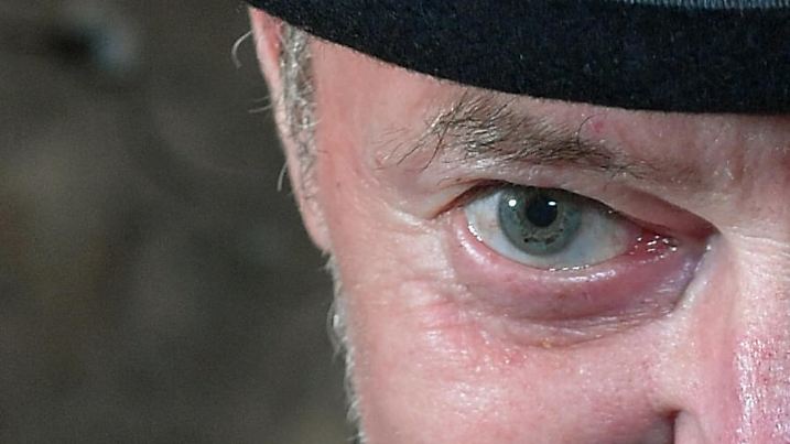 Jens Lommatzsch aus der Kommission der Katzenwieger hält am 24.11.2016 im Erzgebirgsort Voigtsdorf (Sachsen) Kater Nero auf seinem Arm. Damit ist alles perfekt vorbereitet für das große Katzenwiegen am 1. Advent auf dem Voigtsdorfer Weihnachtsmarkt. Mit einem Augenzwinkern verweist die Kommission auf die angeblich uralte Tradition des Katzenwiegens. Als Regel gilt: Je fetter die Katze desto härter der Winter. Das 600 Einwohner-Dorf nimmt sich die Stadt Punxsutawney im Osten der USA zum Vorbild, wo traditionell ein Murmeltier den Fortgang des Winters vorhersagen soll. Foto: Hendrik Schmidt/dpa-Zentralbild/dpa +++(c) dpa - Bildfunk+++