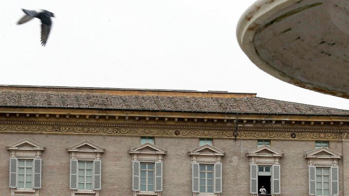 Umrahmt von Eiszapfen eines eingefrorenen Brunnens ist Papst Franziskus am 08.01.2017 zu sehen während er das Angelus-Gebet am Fenster seiner Wohnung über dem Petersplatz spricht. Foto: Andrew Medichini/AP/dpa +++(c) dpa - Bildfunk+++