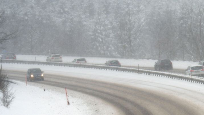 Auf der Autobahn A7 fahren am 08.01.2016 bei Bodelsberg (Bayern) Autos über die schneebedeckte Fahrbahn - in Richtung Süden nur vereinzelt, während nach Norden dichter Reiseerkehr herrscht. Der Winter hat Bayern fest im Griff, auch in den kommenden Tagen soll es schneien. Foto: Stefan Puchner/dpa +++(c) dpa - Bildfunk+++