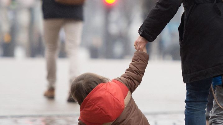 Ein Kind rutscht am 07.01.2017 am Jungfernstieg in Hamburg wegen starker Glätte an der Hand seiner Mutter aus. (zu dpa «Unwetterwarnung: Vorsicht vor Eisregen und Glatteis» vom 07.01.2017) Foto: Daniel Reinhardt/dpa +++(c) dpa - Bildfunk+++