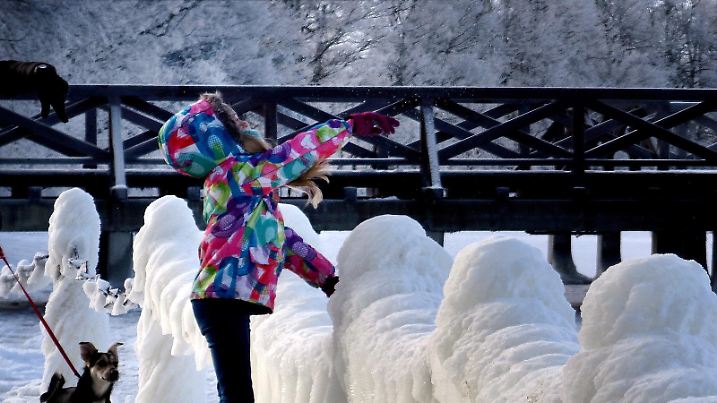 Eine vom Eis bedeckte Uferpromenade am Elksee in Elk, Nordostpolen, am 07.01.2017. Die Temperatur in diesem Teil Polens fiel heute Morgen auf minus 16 Grad Celsius. PAP/TOMASZ WASZCZUK POLAND OUT Foto: Tomasz Waszczuk/PAP/dpa +++(c) dpa - Bildfunk+++