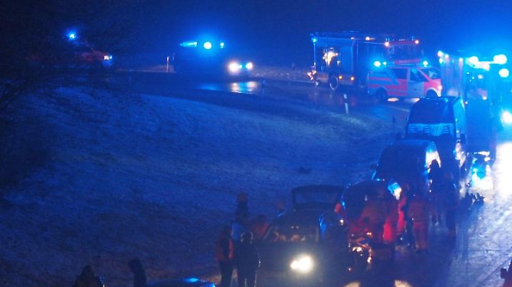 HANDOUT - Autos stehen am 07.01.2017 nach einer Karambolage auf der eisglatten Autobahn 46 bei Iserlohn (Nordrhein-Westfalen). Mindestens sechs Menschen wurden bei dem Unfall verletzt, darunter mehrere Kinder. (zu dpa «Glatteis-Chaos auf Straßen in NRW - Mehrere Massenkarambolagen» vom 07.01.2017) ACHTUNG: Nur zur redaktionellen Verwendung im Zusammenhang mit der aktuellen Berichterstattung und nur bei Nennung: Foto: Feuerwehr Iserlohn/dpa +++(c) dpa - Bildfunk+++