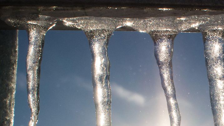 Eiszapfen glitzern am 06.01.2017 in Winterberg-Neuastenberg (Nordrhein-Westfalen) an einem Schild in der Morgensonne. Die Nacht zum Freitag war die bislang kälteste dieses Winters in Nordrhein-Westfalen. Foto: Bernd Thissen/dpa +++(c) dpa - Bildfunk+++