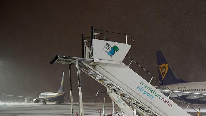 dpatopbilder - Auf dem Flughafen Hahn im Hunsrück bei Hahn (Rheinland-Pfalz) ruht am 13.01.2017 der Flugbetrieb. Starker Schneefall und Sturmböen machen Starts und Landungen unmöglich. (zu dpa «Sturmtief «Egon» wütet in Rheinland-Pfalz und im Saarland» vom 13.01.2017) Foto: Thomas Frey/dpa +++(c) dpa - Bildfunk+++