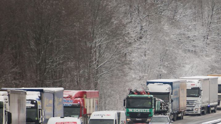 Lkws stehen am 13.01.2017 auf der Autobahn 4 bei Gummersbach (Nordrhein-Westfalen) im Stau. Nach starken Schneefällen hat die Polizei die Autobahn 4 bei Engelskirchen in Fahrtrichtung Olpe gesperrt. Foto: Marius Becker/dpa +++(c) dpa - Bildfunk+++