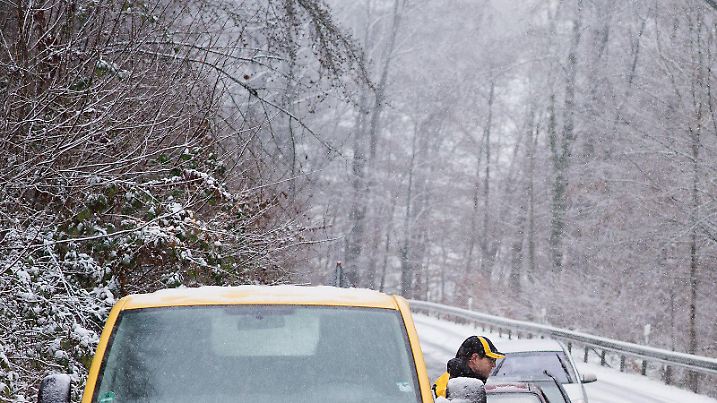 Autos stehen am 13.01.2017 bei Laubach im Landkreis Göttingen (Niedersachsen) auf spiegelglatter Fahrbahn, während ein Fahrzeug vom Winterdienst vorbei fährt. Das Sturmtief «Egon» sorgte in der Nacht für Sturmböen und Schnee. Foto: Swen Pförtner/dpa +++(c) dpa - Bildfunk+++