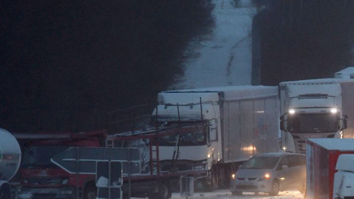Autos und Lastwagen stehen am 13.01.2017 in der Nähe von Blankenheim (Nordrhein-Westfalen) am Ende der Autobahn A1 Richtung Süden. Nach den starken Schneefällen am frühen Morgen ist der Verkehrsfluß in den Höhen der Eifel gestört. Foto: Henning Kaiser/dpa +++(c) dpa - Bildfunk+++