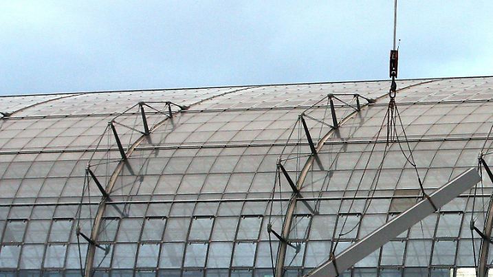ARCHIV - Zahlreiche Schaulustige sehen zu, wie am 19.01.2007 der Stahlträger (Bildmitte), der in der Nacht zuvor durch den Orkan "Kyrill" vom Hauptbahnhof in Berlin gestürzt war und sich in der Fassade verkeilt hatte, mit Hilfe eines Krans geborgen und auf einen Lastwagen verladen wird. Der Orkan war mit Windgeschwindigkeiten bis zu knapp 200 Stundenkilometern über das Land gefegt. (zu dpa «Vor zehn Jahren: Orkan «Kyrill» vom 17.01.2017) Foto: Steffen Kugler/dpa +++(c) dpa - Bildfunk+++