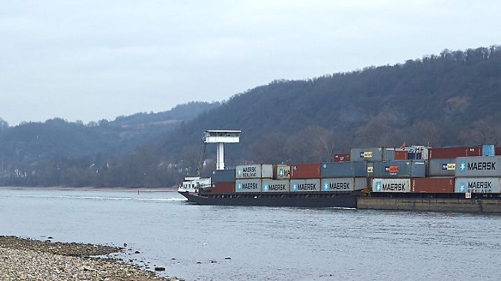 ARCHIV - Ein Containerschiff passiert am 09.01.2017 eine Sandbank am Rhein bei Bad Breisig (Rheinland-Pfalz).  (zu dpa «Verlagerung der Fracht auf Straße und Schiene wegen des Niedrigwassers» vom 13.01.2017) Foto: Thomas Frey/dpa +++(c) dpa - Bildfunk+++