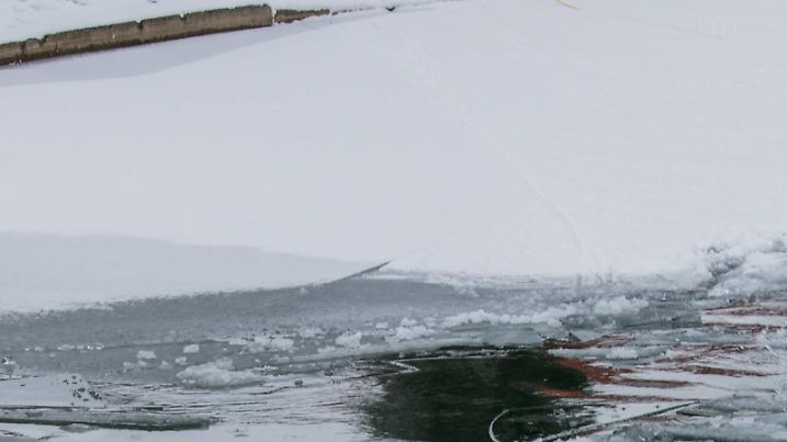 Eisrettung: Übung der Wasserwacht (Bayerisches Rotes Kreuz) im Naturfreibad Haunstetten. Einsatzkräfte mit einem Rettungsschlitten bergen das Opfer aus dem Eisloch. Wasserwacht Übung in Augsburg

Eisrettung Exercise the Wasserwacht Bavarian Red Cross in Outdoor nature Haunstetten Forces with a Rescue sled Bergen the Victims out the Winter Wasserwacht Exercise in Augsburg  