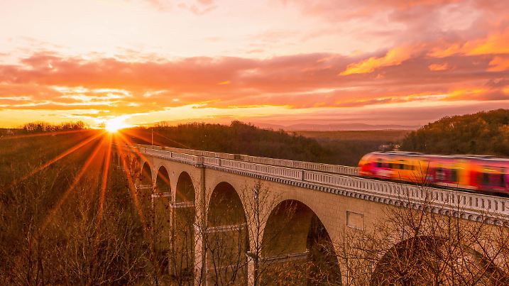  Görlitz - Sonnenaufgang in Deutschlands östlichster Stadt 09.01.2022, 08:02 Uhr Görlitz, Goethestraße Fotograf: LausitzNews.de / Felix Leda In den Nächten ist es derzeit um die 0 Grad Celsius. Das führt hin und wieder zu phänomenalen Sonnenaufgängen. So auch in Deutschland östlichster Stadt. Kurz nach 8 Uhr ging am Neißeviadukt die Sonne auf. Die Brücke über den Grenzfluß Neiße ist ein 475 Meter langes Eisenbahnviadukt. Über dieses Viadukt läuft der Zugverkehr von und nach Polen. Görlitz Sachsen Deutschland *** Goerlitz Sunrise in Germanys easternmost city 09 01 2022, 08 02 Goerlitz, Goethestraße Photographer LausitzNews de Felix Leda In the nights it is currently around 0 degrees Celsius This leads every now and then to Copyright: xLausitzNews.dex/xFelixxLedax