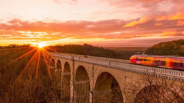  Görlitz - Sonnenaufgang in Deutschlands östlichster Stadt 09.01.2022, 08:02 Uhr Görlitz, Goethestraße Fotograf: LausitzNews.de / Felix Leda In den Nächten ist es derzeit um die 0 Grad Celsius. Das führt hin und wieder zu phänomenalen Sonnenaufgängen. So auch in Deutschland östlichster Stadt. Kurz nach 8 Uhr ging am Neißeviadukt die Sonne auf. Die Brücke über den Grenzfluß Neiße ist ein 475 Meter langes Eisenbahnviadukt. Über dieses Viadukt läuft der Zugverkehr von und nach Polen. Görlitz Sachsen Deutschland *** Goerlitz Sunrise in Germanys easternmost city 09 01 2022, 08 02 Goerlitz, Goethestraße Photographer LausitzNews de Felix Leda In the nights it is currently around 0 degrees Celsius This leads every now and then to Copyright: xLausitzNews.dex/xFelixxLedax