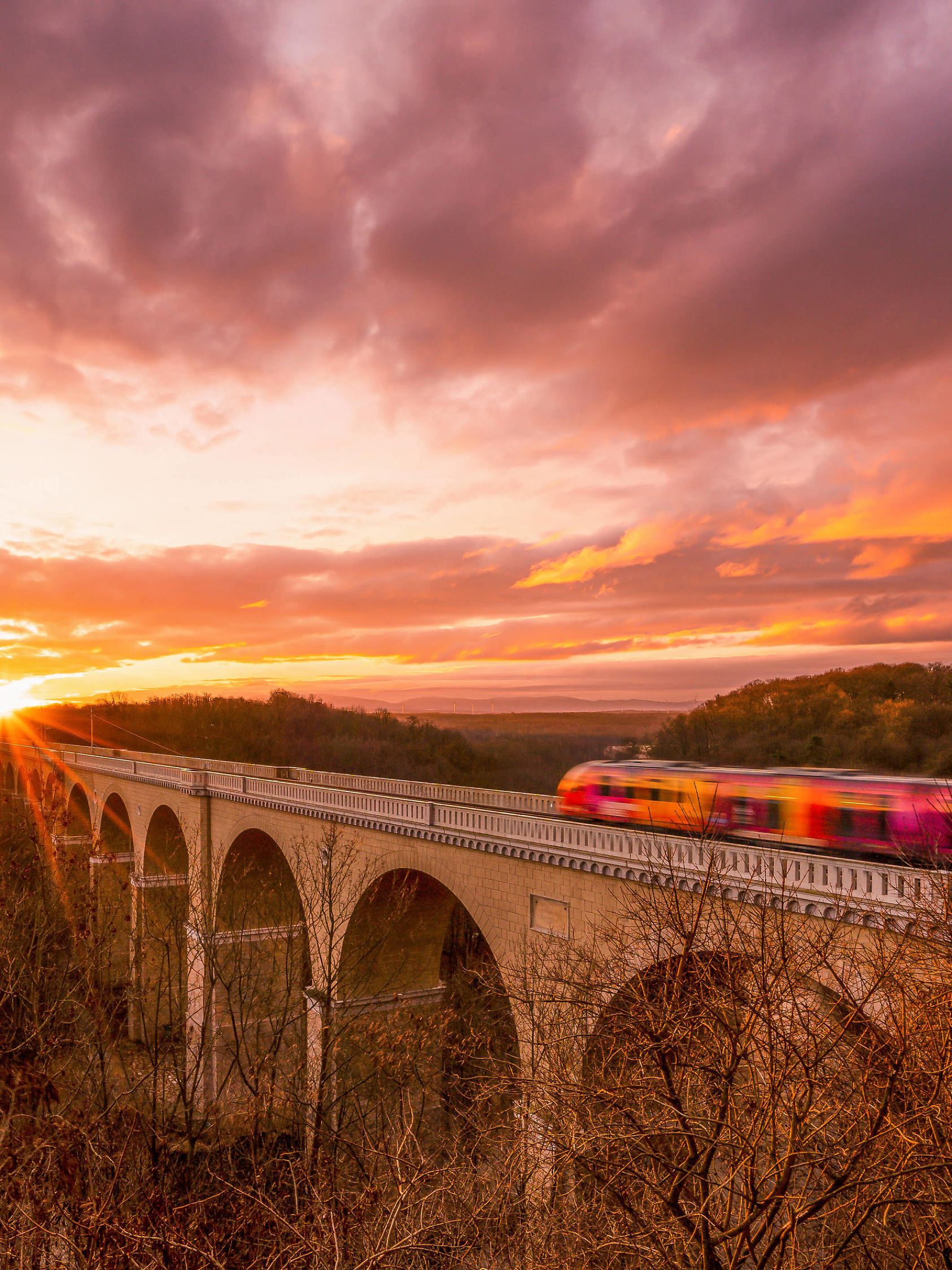  Görlitz - Sonnenaufgang in Deutschlands östlichster Stadt 09.01.2022, 08:02 Uhr Görlitz, Goethestraße Fotograf: LausitzNews.de / Felix Leda In den Nächten ist es derzeit um die 0 Grad Celsius. Das führt hin und wieder zu phänomenalen Sonnenaufgängen. So auch in Deutschland östlichster Stadt. Kurz nach 8 Uhr ging am Neißeviadukt die Sonne auf. Die Brücke über den Grenzfluß Neiße ist ein 475 Meter langes Eisenbahnviadukt. Über dieses Viadukt läuft der Zugverkehr von und nach Polen. Görlitz Sachsen Deutschland *** Goerlitz Sunrise in Germanys easternmost city 09 01 2022, 08 02 Goerlitz, Goethestraße Photographer LausitzNews de Felix Leda In the nights it is currently around 0 degrees Celsius This leads every now and then to Copyright: xLausitzNews.dex/xFelixxLedax