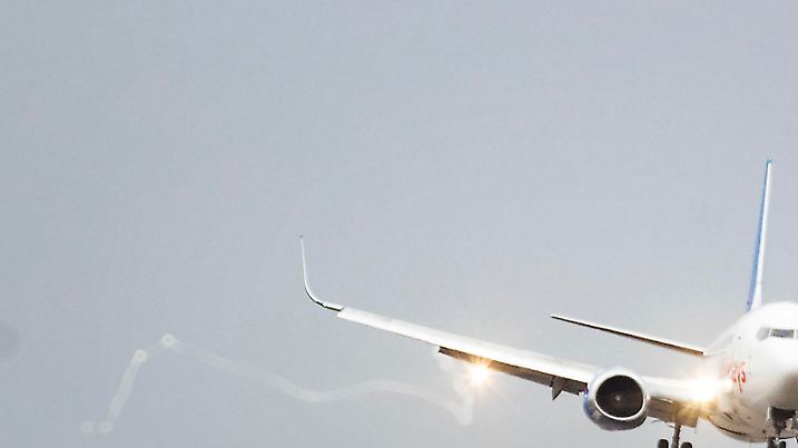 Bei stürmischem Wind landet ein Flugzeug am 23.02.2017 schräg zur Landebahn in Leeds, Großbritannien. Heftige Regenfälle und Windböen peitschten Grossbritannien und Irland. Im Norden von Wales erreichte Sturm "Doris" bis zu 151 Stundenkilometer Geschwindigkeit, wie die Polizei mitteilte. Foto: Danny Lawson/PA Wire/dpa +++(c) dpa - Bildfunk+++