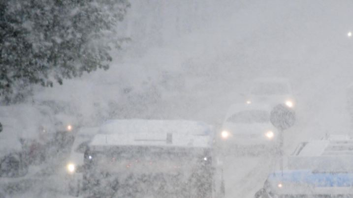 Autos fahren am 18.04.2017 in München (Bayern) bei Schneefall auf dem Mittleren Ring. (zu dpa «Kaltstart in die Arbeitswoche - Behinderungen auf Straßen» vom 18.04.2017) Foto: Tobias Hase/dpa +++(c) dpa - Bildfunk+++