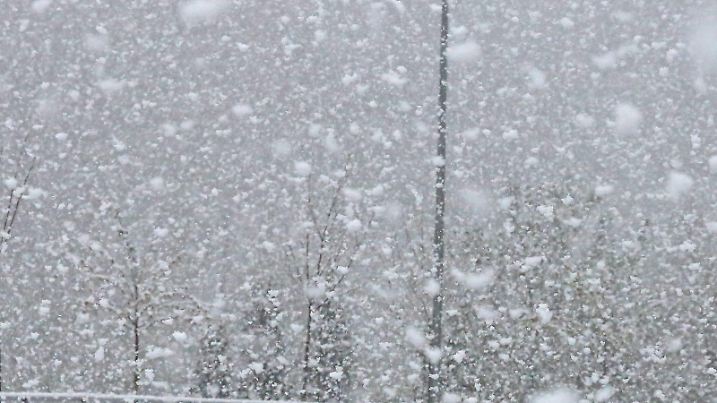 Wintereinbruch in Nordrhein-Westfalen Ein LKW Anhaenger im Schnee im Gewerbegebiet Martinshardt in Siegen Wintereinbruch, Fruehling im Siegerland am 17.04.2017 in Siegen/Deutschland.
Onset of winter in North Rhine Westphalia a Trucks Anhaenger in Snow in Industrial area in Siegen Onset of winter Spring in Winner country at 17 04 2017 in Siegen Germany
