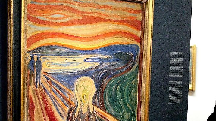 ARCHIV - Eine Besucherin betrachtet das Gemälde «Der Schrei» von Edvard Munch in einer Ausstellung in der Albertina in Wien (Archivfoto vom 13.03.2003). (zu dpa «Forscherin stellt neue These zu Munchs «Der Schrei» auf») Foto: epa apa Hans Klaus Techt/APA/dpa +++(c) dpa - Bildfunk+++