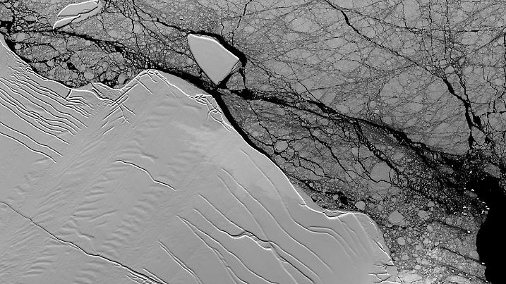 HANDOUT - Das undatierte Handout zeigt ein optisches Satellitenbild vom März 2017 mit der ganzen Länge des Risses des Larsen-C-Schelfeises. In der Antarktis konnte sich ein Rieseneisberg ablösen, rund sibenmal so groß wie Berlin. (Zu dpa "Gigantischer Eisberg treibt in der Antarktis" vom 13.07.2017). (ACHTUNG: Nur zur redaktionellen Verwendung im Zusammenhang mit der aktuellen Berichterstattung und nur bei Nennung: Foto: Landsat/NASA/dpa +++(c) dpa - Bildfunk+++