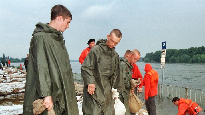 Soldaten der Bundeswehr und Helfer des THW verstaerken die Deiche der Oder mit Sandsaecken. Frankfurt/Oder, Deutschland, 24.07.1997, Frankfurt Deutschland PUBLICATIONxINxGERxSUIxAUTxONLY Copyright: xThomasxImox
Soldiers the Bundeswehr and Helper the THW verstaerken the Dikes the Or with Sandsaecken Frankfurt Or Germany 24 07 1997 Frankfurt Germany PUBLICATIONxINxGERxSUIxAUTxONLY Copyright xThomasxImox