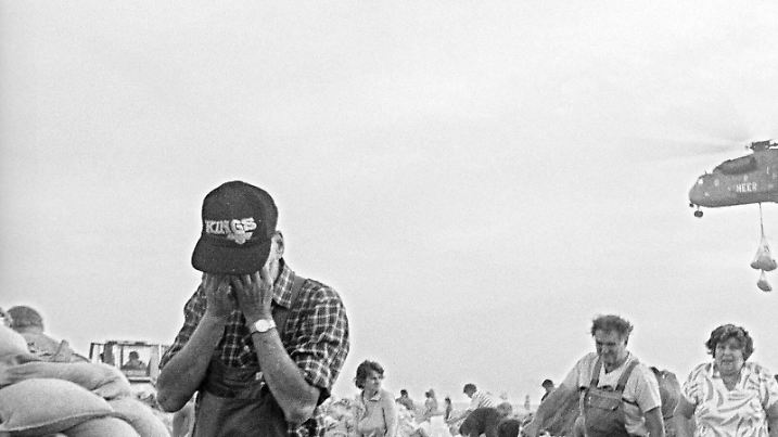 Hochwasser an der Oder Hochwasser an der Oder, Sandsackabfuellplatz fuer den Damm bei Hohenwutzen, Hubschrauber bringen Sandsaecke (5 Tonnen) zum Damm, DEU, Hohenwutzen, 30.07.1997, Deutschland, Â
Floods to the Or Floods to the Or for the Dam at Hohenwutzen Helicopters bring Sandsaecke 5 Tons to Dam DEU Hohenwutzen 30 07 1997 Germany â