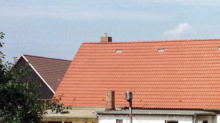 ARCHIV - KOMBO - Die zweiteilige Bildkombo zeigt Häuser an einer Straße in der Ernst-Thälmann-Siedlung der Gemeinde Ziltendorf (Brandenburg) oben am 11.08.1997 und unten am 06.06.2017. 20 Jahre nach der Jahrhundertflut an der Oder ist die Gefahr extremhoher Pegelstände in Flüssen der Region nicht gebannt. (zu Themenpaket «Vor 20 Jahren brachen an der Oder die Deiche - eine Jahrhundertflut mit vielen Schäden - und einer Welle der Hilfsbereitschaft» vom 05.07.2017) Foto: Patrick Pleul/dpa-Zentralbild/dpa +++(c) dpa - Bildfunk+++