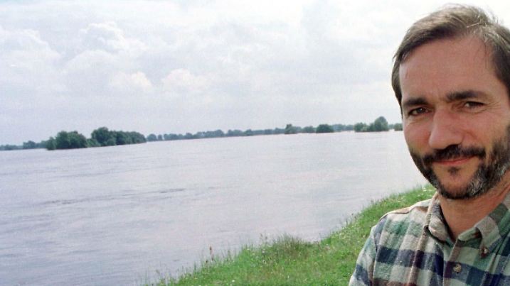 ARCHIV - Der damalige brandenburgische Umweltminister Matthias Platzeck (SPD) steht auf einem Deich bei Hohenwutzen (Archivfoto vom 02.08.1997). Beim Oder-Hochwasser vor 20 Jahren machte sich der bislang relativ unbekannte Brandenburger Umweltminister Matthias Platzeck als 43-Jähriger einen Namen. (zu Themenpaket «Vor 20 Jahren brachen an der Oder die Deiche - eine Jahrhundertflut mit vielen Schäden - und einer Welle der Hilfsbereitschaft» vom 14.07.2017) Foto: Kay Nietfeld/dpa +++(c) dpa - Bildfunk+++