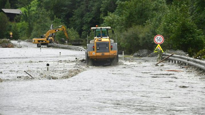 Eine Straße ist am 06.08.2017 in den Salzburg Gebirgsgauen (Österreich) überschwemmt. In den Salzburg Gebirgsgauen ist es in der Nacht auf Sonntag erneut zu schweren Gewittern gekommen. Nach schweren Murenabgängen sind Obertauern und Teile von Großarl nicht erreichbar. Foto: Markus Winkler/APA/dpa +++(c) dpa - Bildfunk+++