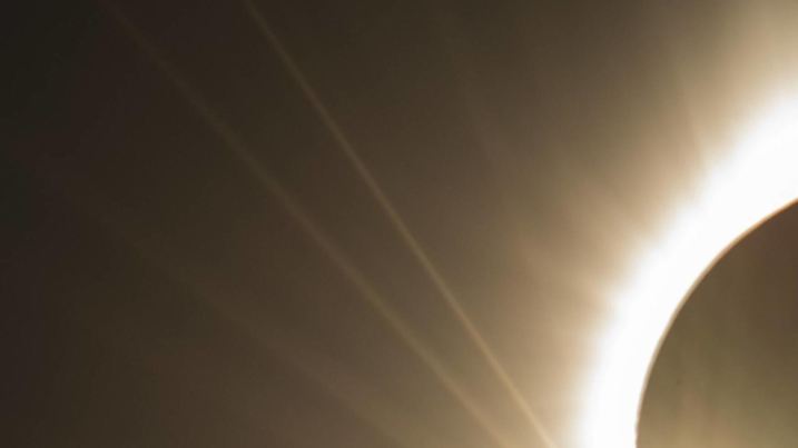 Sonnenfinsternis über den USA (170821) -- SALEM (U.S.), Aug. 21, 2017 -- Photo taken on Aug. 21, 2017 shows that the moon almost totally eclipses the sun during the process of a total solar eclipse seen from Salem, Oregon, the United States. A once-in-a-century total solar eclipse is spanning the continental United States on Monday, creating a 70-mile-wide (112 kilometers) path of totality stretching from Oregon in the Pacific Northwest to South Carolina on the Southeast Coast. ) U.S.-OREGON-SALEM-SOLAR ECLIPSE YinxBogu PUBLICATIONxNOTxINxCHN
Solar eclipse above the USA Salem U S Aug 21 2017 Photo Taken ON Aug 21 2017 Shows Thatcher The Moon Almost Totally eclipses The Sun during The Process of a total Solar Eclipse Lakes from Salem Oregon The United States a Once in a Century total Solar Eclipse IS Spanning The Continental United States ON Monday creating a 70 Mile Wide 112 Kilometers Path of totality Stretching from Oregon in The Pacific Northwest to South Carolina ON The South East Coast U S Oregon Salem Solar Eclipse YinxBogu PUBLICATIONxNOTxINxCHN