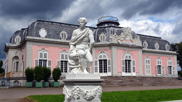 Die Figur der Blumengöttin "Flora" steht am 19.08.2017 in Düsseldorf-Benrath (Nordrhein-Westfalen) vor Schloss Benrath.Das denKilometeralgeschützte Gebäude wurde von 1755 bis 1773 im Auftrag des Kurfürsten Karl Theodor von der Pfalz, als Wohnsitz für die Kurfürstin Elisabeth Auguste erbaut.Es gilt als archetektonisch bedeutendes Gesammtkunstwerk von Düsseldorf. | Verwendung weltweit