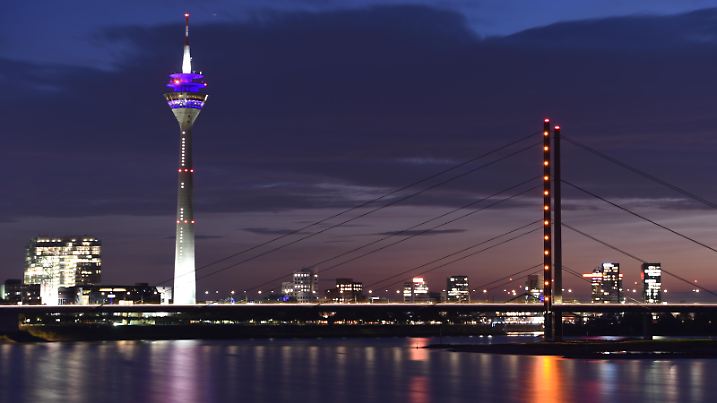 Die blaue Stunde zeigt sich am 19.10.2017 in Düsseldorf. Im Hintergrund steht der Rheinturm. Foto: Lisa Ducret/dpa | Verwendung weltweit
