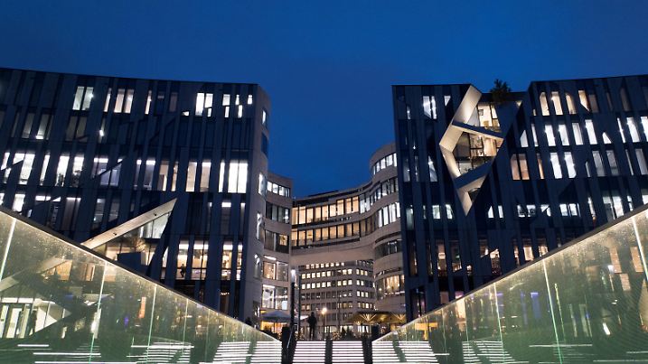 Die Gebäude des Kö-Bogens sind am 15.12.2014 in Düsseldorf (Nordrhein-Westfalen) beleuchtet. Der Gebäudekomplex aus Einzelhandels-, Büro-, und Gastronomienutzung am Ende der Königsallee wurde von dem New Yorker Architekten Daniel Libeskind gestaltet. Foto: Martin Gerten/dpa | Verwendung weltweit