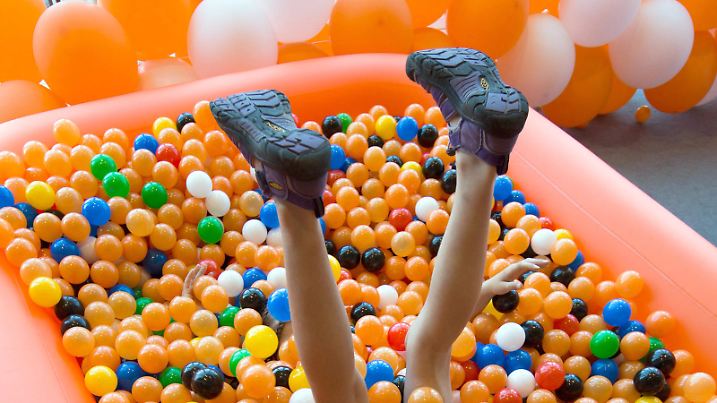 ARCHIV - ILLUSTRATION - Ein Kind spielt am 07.07.2013 in Düsseldorf (Nordrhein-Westfalen) in einem Bällebad. (zu dpa «Neues aus der Szene» vom 19.10.2017) Foto: Ralph Sondermann/dpa +++(c) dpa - Bildfunk+++