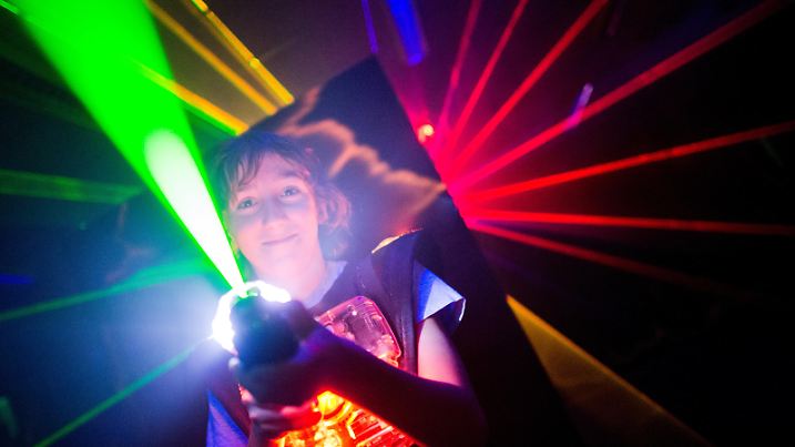 Ein Junge zielt mit einem "Phaser" am 02.03.2016 beim "Lasertag" auf andere Mitspieler im Lasertag Fun Center in Hannover (Niedersachsen). Die Teilnehmer bekommen beim Lasertag spezielle Westen sowie mehr oder weniger waffenähnliche «Phaser». Mit einem Infrarotstrahl müssen sie auf einem düsteren, oft vernebelten Spielfeld ihre Gegner am Oberkörper treffen. Für die einen ist es eine neue Sportart, die anderen sehen es als jugendgefährdendes Killerspiel. Foto: Julian Stratenschulte/dpa (zu dpa "Ballerspiel oder neue Sportart? - Lasertag boomt" vom 08.03.2016) | Verwendung weltweit