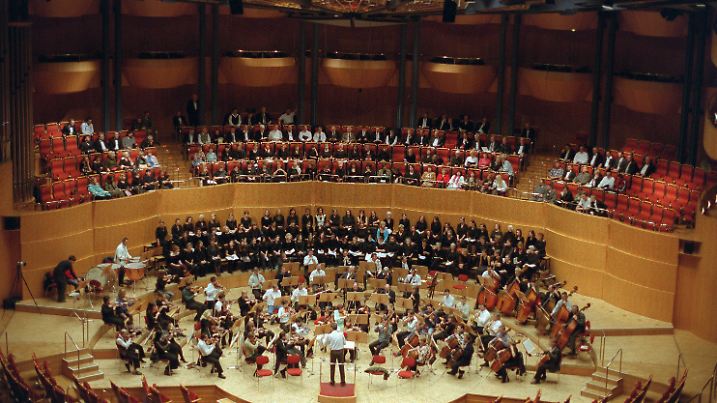 Die Wolgograder Philharmoniker mit dem russischen Dirigent Edward Serov während eines Konzerts in der Kölner Philharmonie (Foto vom 06.10.2004). Foto: Hermann Wöstmann dpa +++(c) dpa - Report+++ | Verwendung weltweit
