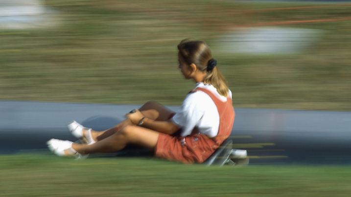 Maedchen auf Sommerrodelbahn. | girl on all-weather toboggan chute. | Verwendung weltweit