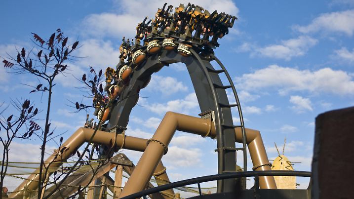 Freizeitpark Phantasialand, Themenpark DEEP IN AFRICA, Attraktion BLACK MAMABA, Achterbahn,Brühl, Deutschland.|Phantasialand amusement park, theme park DEEP IN AFRICA, BLACK MAMABA attraction, a roller coaster, Brühl, Germany. | | Verwendung weltweit