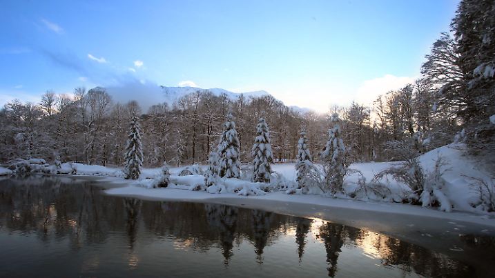 Tief verschneit liegt am 19.12.2017 die Landschaft nahe des Schlosses Linderhof bei Ettal (Bayern). Foto: Karl-Josef Hildenbrand/dpa +++(c) dpa - Bildfunk+++