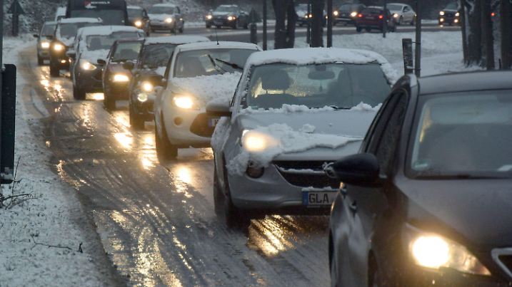 15.02.2018, Nordrhein-Westfalen, Köln: Autos stauen sich nach Schneefall auf einer Straße. Foto: Henning Kaiser/dpa +++ dpa-Bildfunk +++