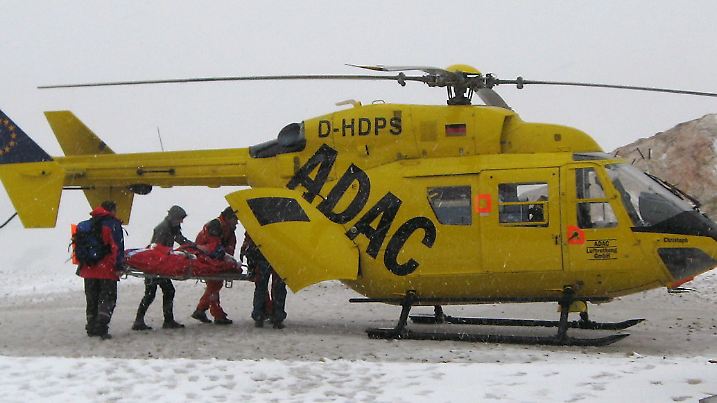 Helfer laden am Sonntag (13.07.2008) auf der Zugspitze einen unterkühlten Extremsportler in einen Rettungshubschrauber. Bei dem Rennen knapp unter den Gipfel des 2962 Meter hohen Berges sind nach einem Wettersturz zwei Männer an Erschöpfung gestorben. Nach Angaben der Polizei in Weilheim handelt es sich um einen 41-Jährigen aus dem nordrhein-westfälischen Witten und einen 45-Jährigen aus Ellwangen in Baden-Württemberg. Sechs Läufer kamen mit schweren Unterkühlungen und völlig erschöpft ins Klinikum Garmisch-Partenkirchen. Foto: BRK/Bergwacht dpa/lby +++(c) dpa - Bildfunk+++