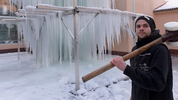 27.02.2018, Baden-Württemberg, Ulm: Brauer Marcel Russe kontrolliert das Eis am Eisgalgen im Hof der elterlichen Kronenbrauerei. Bei eisigen Temperaturen werden über mehrere Tage hinweg bis zu 100 Kubikmeter Wasser an einem Metallgestell, das wie ein Galgen aussieht, zu Eiszapfen gefroren, die bei steigenden Temperaturen mit dem Schlegel abgeschlagen werden. Mit dem Eis werden die Lagerkeller der Brauerei bis in den Sommer hinein gekühlt. Foto: Stefan Puchner/dpa +++ dpa-Bildfunk +++