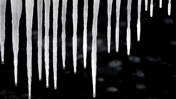 18.03.2018, Potsdam, Brandenburg: Bei frostigen Temperaturen und stürmischem Wind haben sich Eiszapfen an einer Steganlage am Templiner See gebildet. Foto: Ralf Hirschberger/dpa +++ dpa-Bildfunk +++