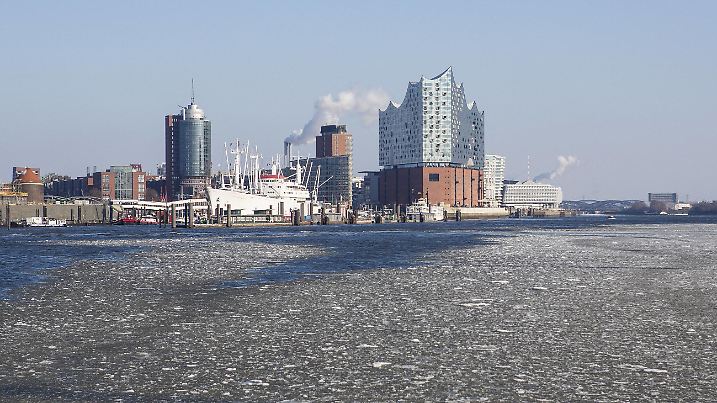 Eisschollen am 02. März 2018 im Hafen in Hamburg. Im Hintergrund die Elbphilharmonie. Winter in Hamburg *** Ice floes on 02 March 2018 in the harbor in Hamburg. In the background the Elbphilharmonie Winter in Hamburg