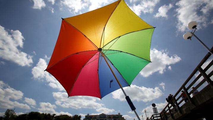 Am Ostseestrand von Kühlungsborn (Mecklenburg-Vorpommern) ist am 20.06.2016 ein Sonnenschirm aufgespannt. Pünktlich zum kalendarischen Sommeranfang am 21.06.2016 schwenkt das Wetter wieder auf Sommer um. Foto: Bernd Wüstneck/dpa +++(c) dpa - Bildfunk+++