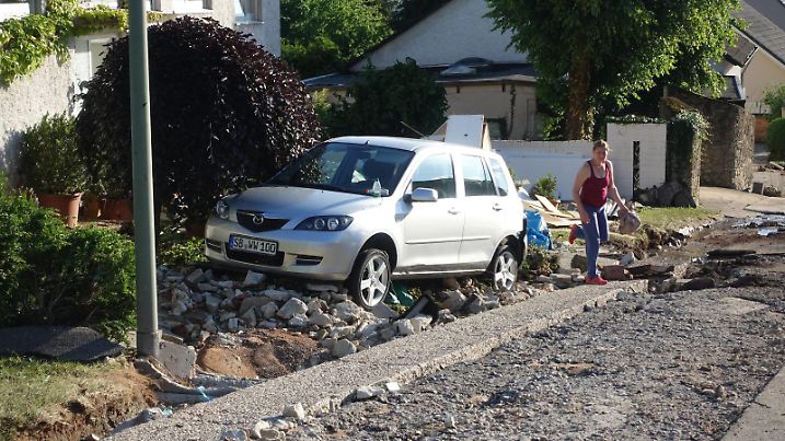 In Kleinblittersdorf hat es die Scheerbachstraße am meisten betroffen. Im Ergebnis: die Straße ist weg. Die Asphaltdecke in weiten Teilen weggeschwemmt. Die Ursache: der Scheerbach, den man vor Jahrzehnten kanalisierte und dessen Kanaleinlauf bei Starkregen glatt versagte. Bilder von Samstag (2.6.2018). *** In Kleinblittersdorf, it has the Scheerbachstraße most affected In the result, the road is gone The asphalt pavement washed away in large parts The cause of Scheerbach which was channeled decades ago and whose channel enema in heavy rain smooth failed images of Saturday 2 6 2018 bub