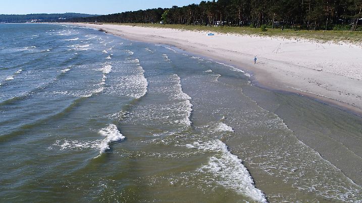 ARCHIV - 07.06.2018, Mecklenburg-Vorpommern, Binz: Wellen am Strand der Ostsee. (Luftaufnahme mit einer Drohne). (zu dpa "Deutsche Flüsse tragen weiter viele Nährstoffe in Ostsee" vom 10.08.2018) Foto: Stefan Sauer/dpa +++ dpa-Bildfunk +++