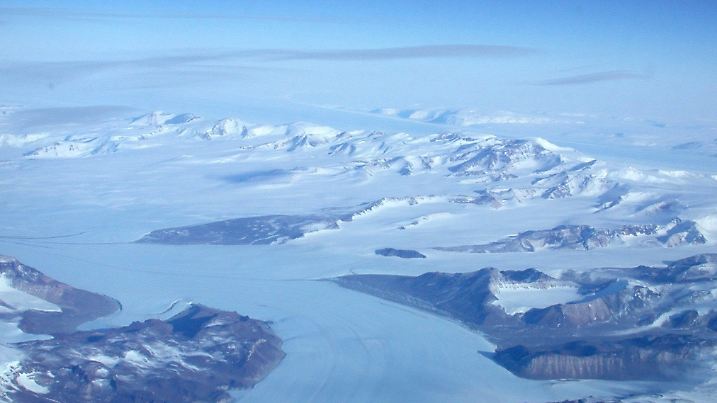 HANDOUT - Januar 2004, Antarktis: Die Transantarktische Gebirge an der Ostantarktika sind zu sehen. Mit minus 98,6 Grad ist in der Antarktis ein neuer weltweiter Kälterekord gemessen worden. (zu dpa «Fast 100 Grad minus - Neuer Kälterekord in der Antarktis» vom 01.07.2018) Foto: Robert Bauer/NSIDC, University of Colorado/dpa - ACHTUNG: Nur zur redaktionellen Verwendung im Zusammenhang mit der aktuellen Berichterstattung und nur mit vollständiger Nennung des vorstehenden Credits +++ dpa-Bildfunk +++