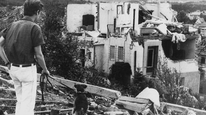 Ein fast völlig zerstörtes Haus in Pforzheim. Von einer schweren Unwetterkatastrophe ist am späten Mittwochabend (10.07.) das Gebiet um Pforzheim in Baden-Württemberg heimgesucht worden. Ein orkanartiger Sturm richtete in wenigen Minuten unübersehbare Schäden an. Mindestens 100 Menschen mußten mit Verletzungen in Krankenhäuser gebracht werden. In Pforzheim wurden reihenweise Häuser abgedeckt, Giebel eingedrückt, Anlagen verwüstet und parkende Autos zerstört. In Pforzheim und in einigen umliegenden Gemeinden wurde am Donnerstagmorgen Katastrophenalarm gegeben. Aufgenommen am 11. Juli 1968. | Verwendung weltweit