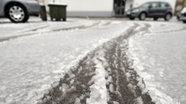 Schneematsch liegt am 23.02.2015 in Leverkusen (Nordrhein-Westfalen) auf der Straße. Foto: Henning Kaiser/dpa +++(c) dpa - Bildfunk+++